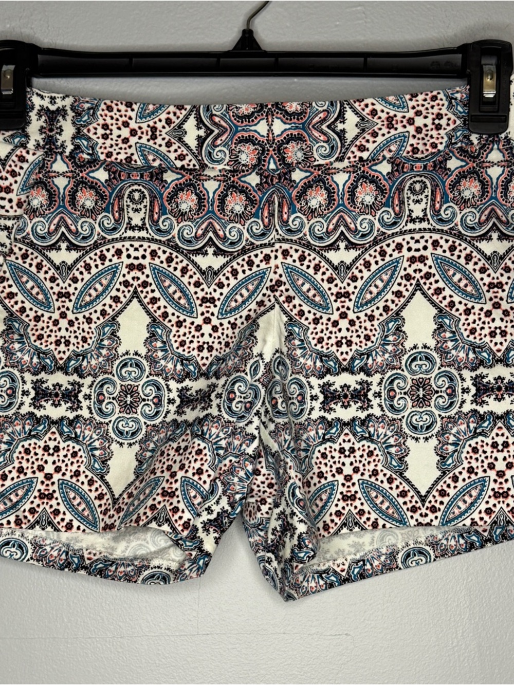 Express Cream Paisley Print Shorts Size 00, side zipper & hook & eye